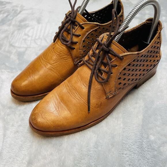 Seal of the Sutro San Francisco Shoes Womens 7 Tan Leather Perforated Oxfords - Picture 1 of 10